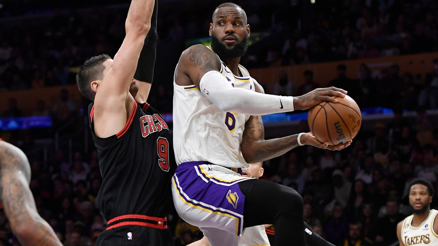 LeBron James returns after 13-game injury absence, scores 19 points off bench in Lakers loss to Bulls