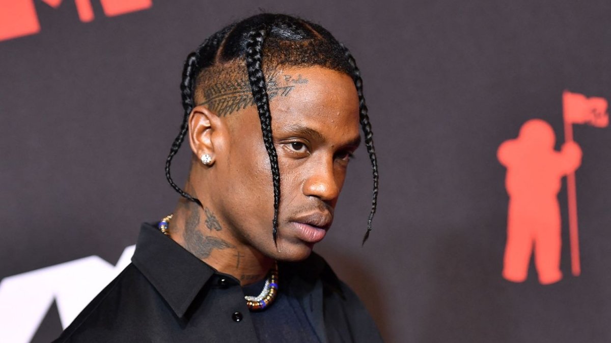 The American rapper and artist Travis Scott gets trapped into trouble after being accused of assault and criminal mischief at a nightclub in Midtown, New York City. The "Sicko Mode" singer may have punched a sound engineer in the face and broken his phone early on Wednesday morning at the Nebula nightclub, according to individuals close to law enforcement who spoke to Paparazzi. Despite Scott's manager, Ted Anastasiou, alleging that the charges were part of a "possible cash grab," officials are allegedly ready to interrogate the rapper about the allegations. Scott allegedly appeared irritated when the music volume was turned down and attempted to play DJ himself, according to the nightclub's sound engineer. Scott allegedly joined rapper Don Toliver on stage following Toliver's earlier that evening at Irving Plaza performance. Although the motive of the alleged assault has not been confirmed, an eyewitness said that Scott made a fuss before pushing someone into the DJ booth and yelling, "Back the fuck off." The rapper is also accused of damaging nightclub equipment to the tune of about $12,000 in total. Also Read: A Music Escapade From Love Island To WWE: Topps Chanzo Mitchell Schuster, Scott's lawyer, believes that his client will be exonerated of all charges despite the accusations. According to Schuster, the event was "obviously a mistake," and his team is prepared to work with local police to put things right. Richie Romero, the managing partner of Nebula, also commented on the occurrence and said that the news had "blown entirely out of proportion." Romero referred to the evening as "wonderful" and asserted that the media had exaggerated the charges. Grammy-nominated musician Travis Scott is well-known for his upbeat performances and musical collaborations. The rapper has already come under fire for his live performances, with some fans alleging that he incites reckless behavior there. Scott faced criticism in 2021 for his participation at a festival in Houston, Texas, when eight people died and several more were hurt. The latest in a long line of scandals involving the rapper are the claims of assault and criminal mischief at the Nebula nightclub. His lawyers and spokesperson, though, have denied any wrongdoing.