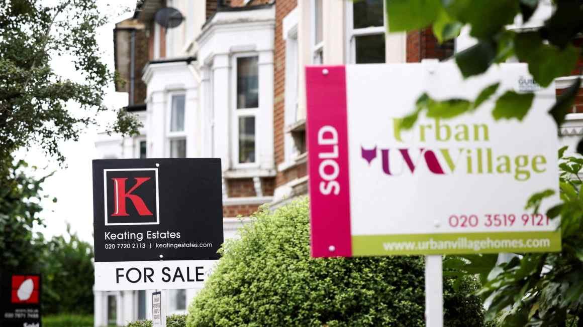 UK lenders bet on inflation falling with mortgage rate cuts