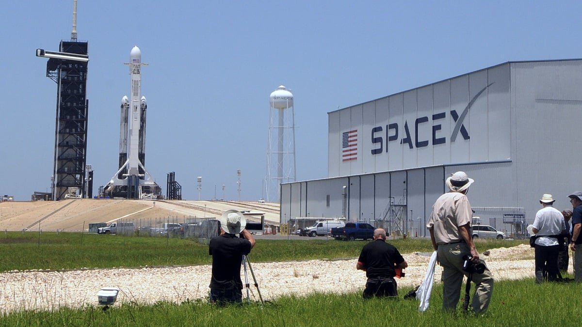 U.S. government sues SpaceX for discrimination